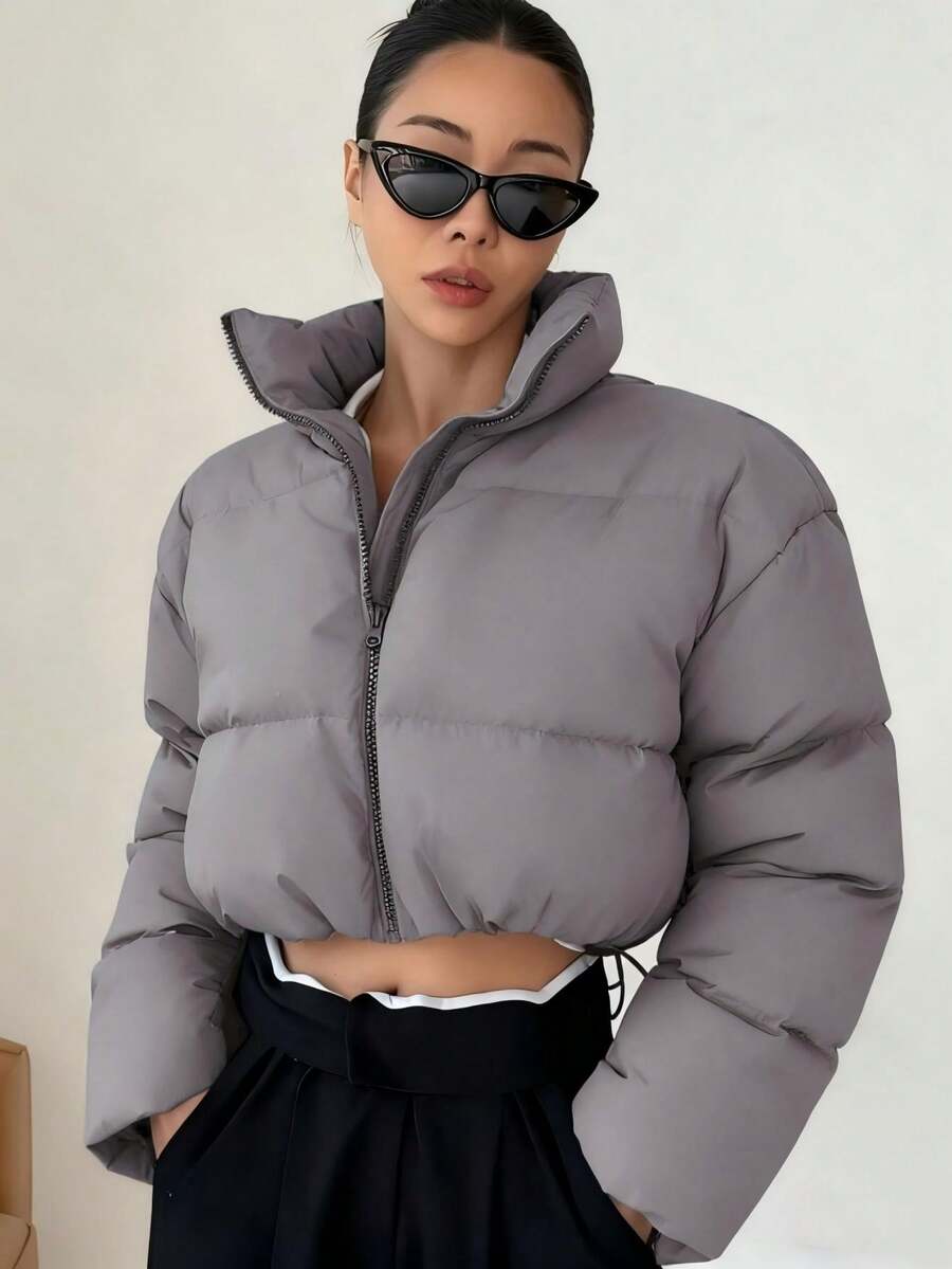 A Fashionable Women's Cotton Jacket Inspired By French Style. Black, Gray, And Coffee Short Cotton Vest With A Zipper. New For Winter-A Stylish Coat With A Preppy-Chic Style, Perfect For The Coldest Months. This Women's Coat Is Perfect For Chilly Days. A Must-Have For Valentine's Day Dates, Spring/Summer Beach Weddings, Birthdays, And Holiday Events. Versatile, Suitable For Casual, Elegant Occasions, Work, And Professional Settings, It Flatters The Figure And Is Perfect For Back-To-School. Perfect For Streetwear, Y2K Gatherings, Dinners, Parties, Vacations, Beach Days, At Home, And Travel. Unisex Design, Outfits For Couples And Families. Suitable For Back-To-School Events, Birthdays, New Semester, And Valentine's Day. New Year's Outfits, New Year's Blouses, Women's Winter Clothing, Holiday Blouses, Women's Puffer Jackets. - 灰色 - 查看 1