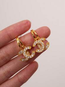 一对18K镀金可爱铜质耳环，镶嵌锆石，C形不对称设计，时尚奢华，日常佩戴佳品，适合通勤、派对、情人节、圣诞节等场合作为礼物。 - 金色 - 查看 3