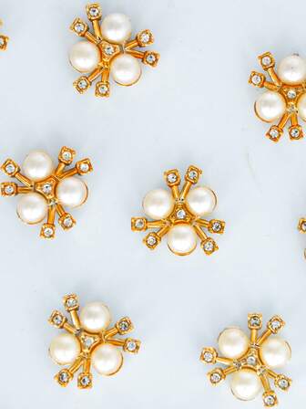 20/50颗仿珍珠花朵水钻纽扣，闪亮水晶发夹DIY工艺品，白色DIY缝纫吊坠，简约花朵造型DIY缝纫，装饰服装袋，缝纫配件，圣诞礼物