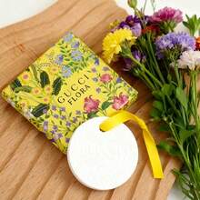 Gucci 白色香薰石，把你最爱的香味装进口袋！掌心大小的香薰石，适合室内、车内使用，也适合作为礼物送给亲朋好友，以及节日和周年纪念日。