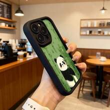 Cubierta de teléfono con borde negro y diseño de panda en bosque de bambú verde, para iPhone 14 Pro Max, funda protectora con estampado de oso panda comiendo bambú, ideal para uso diario en cafeterías y espacios urbanos Aplicable a los teléfonos de la serie Apple y Galaxy - Burdeos - Ver 6