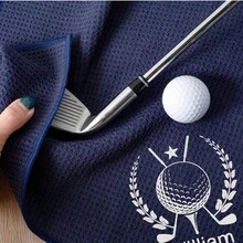 1条个性化刺绣高尔夫球巾，可定制字母图案，适合作为伴郎礼物、父亲节礼物、圣诞礼物或渔夫球巾。采用超柔软涤纶和尼龙混纺超细纤维制成，仅限手洗，华夫格纹理，触感柔软，配有登山扣，可挂在高尔夫球包上，男女通用，高尔夫配件，父亲节、生日、退休的完美礼物。