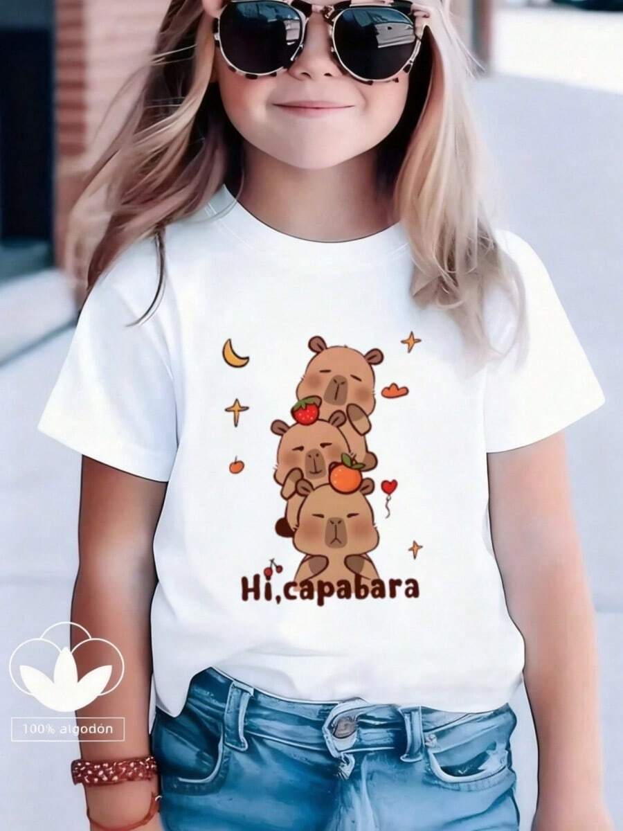 Esta nueva y moderna camiseta de manga corta 100 % algodón para niña presenta un bonito estampado de dibujos animados y un corte holgado y versátil. Confeccionada con un tejido suave y agradable para la piel, esta camiseta cuida la delicada piel de tu bebé y le permite moverse con libertad y comodidad, ya sea en una reunión familiar, un evento escolar navideño o incluso jugando al aire libre. - Blanco - Ver 1