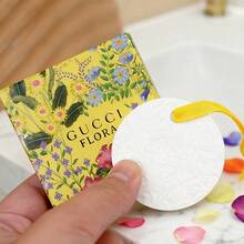 Gucci 白色香薰石，把你最爱的香味装进口袋！掌心大小的香薰石，适合室内、车内使用，也适合作为礼物送给亲朋好友，以及节日和周年纪念日。