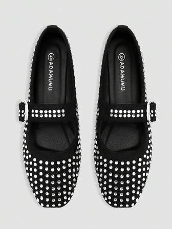 Flat Shoes ADAMUMU Early Spring Collection Wide Fit Plus Size, Focusing On Essential Silhouettes And Classic Details, Crafting Everyday Wear And Evening Looks. This Ballet Flat Features Embellished Uppers, Elegantly Presenting A Streamlined Yet Casual Styling