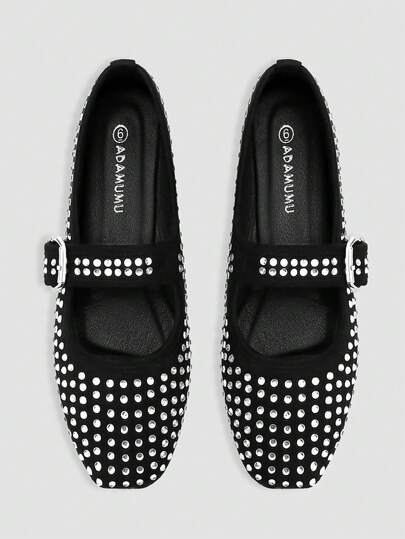 ADAMUMU 早春系列宽版加大码，注重基本款廓形和经典细节，打造日常和晚装造型。这款芭蕾平底鞋采用缀饰鞋面，优雅呈现流线型休闲风格。