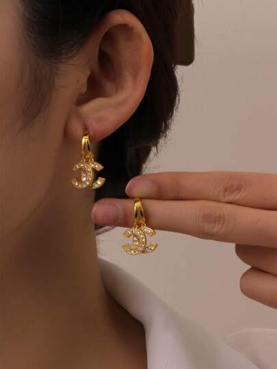 一对18K镀金可爱铜质耳环，镶嵌锆石，C形不对称设计，时尚奢华，日常佩戴佳品，适合通勤、派对、情人节、圣诞节等场合作为礼物。