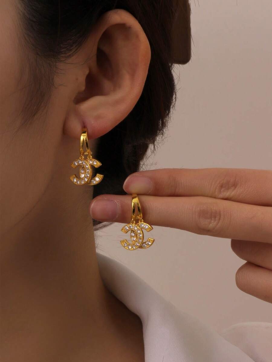 一对18K镀金可爱铜质耳环，镶嵌锆石，C形不对称设计，时尚奢华，日常佩戴佳品，适合通勤、派对、情人节、圣诞节等场合作为礼物。