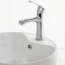1 pezzo Rubinetto moderno per bagno in cromo - Miscelatore monocomando per lavabo tondo, con valvola, filtro integrato e design risparmio idrico, adatto per lavandino da appoggio o lavabo da bagno - Comprende accessori con collo alto e tubo flessibile - Argento - Visualizzare 4