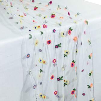 这款色彩绚丽的田园风花卉桌旗，以农舍风格为主题，提供四种尺寸选择，饰有色彩鲜艳的可爱刺绣雏菊。是户外婚礼、派对、家庭生日聚会和节日聚会的理想之选，搭配网纱，更能营造质朴的田园风情。