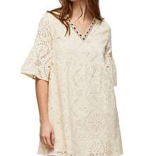 Vestido Padma Pepe Jeans: Vestido elegante y versátil de Pepe Jeans en algodón 100%. Sus mangas francesas acampanadas y corte holgado le dan un toque bohemio y moderno. Ideal para cualquier evento, combínalo con sandalias bajas o tacón. Color beige, para mujeres que buscan comodidad y estilo.  ✅Entrega 24/48h (España peninsular). - Beis - Ver 1