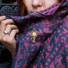 TendenciaGarneck Broche De Cruz Pin De Solapa Para Cáliz De Comunión.Pin De Solapa Con Cruz Del Cáliz De Moda Alfiler De Corbata Cáliz Broche De Cáliz Pasador Golden Aleación De ZincCalidad premium - 1 - Ver 5