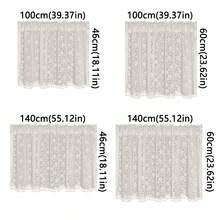 Cortina curta preta com renda ondulada e estampa floral em jacquard, ideal para decoração de cozinhas e salas de estar. Confeccionada em poliéster semitransparente com bolso para varão.