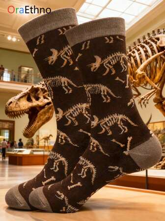 一双趣味卡通人物中筒袜，采用柔软透气的混纺面料，休闲舒适，印有创意独特的图案，男女皆宜，适合户外穿着，四季皆宜，也适合秋季穿着。