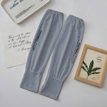 Set de 3 pares de mangas protectoras de sol unisex con tela de seda fría, protección UV UPF50+, efecto refrescante y transpirable, ideales para actividades al aire libre como ciclismo, correr, conducir, senderismo o pesca. Fabricadas con material elástico de alta calidad que se adapta cómodamente al brazo y mantiene la piel fresca incluso en días calurosos. Su diseño ergonómico con orificio para el pulgar brinda mayor cobertura y estabilidad. Perfectas para hombres y mujeres que buscan confort, frescura y estilo mientras protegen sus brazos del sol. Disponible en colores neutros y modernos, se envían en color aleatorio, garantizando variedad y funcionalidad en cada uso. - Multicolor football - Ver 3