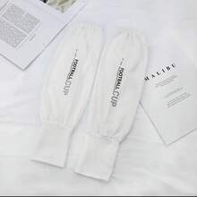 Set de 3 pares de mangas protectoras de sol unisex con tela de seda fría, protección UV UPF50+, efecto refrescante y transpirable, ideales para actividades al aire libre como ciclismo, correr, conducir, senderismo o pesca. Fabricadas con material elástico de alta calidad que se adapta cómodamente al brazo y mantiene la piel fresca incluso en días calurosos. Su diseño ergonómico con orificio para el pulgar brinda mayor cobertura y estabilidad. Perfectas para hombres y mujeres que buscan confort, frescura y estilo mientras protegen sus brazos del sol. Disponible en colores neutros y modernos, se envían en color aleatorio, garantizando variedad y funcionalidad en cada uso. - Multicolor football - Ver 6