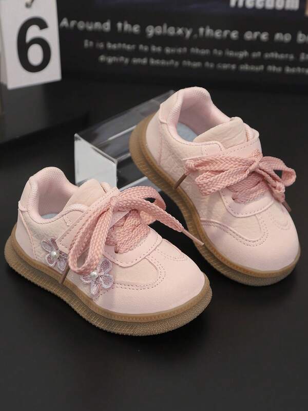 زوج من أحذية الأطفال الرياضية، أحذية الجري بتصميم زهري، مناسبة لجميع الفصول