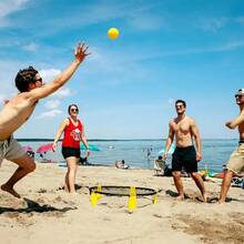 重型排球网替换装 - 安装简便，标准比赛套装，适用于沙滩、室内及其他圆形网状运动 - 结实耐用的黑色网带（仅含网，不含框架） - 适合竞技比赛和训练 - 兼容排球、羽毛球等运动，便携式排球网，便携式排球训练网系统，适用于室内外，也适用于泳池场地排球网