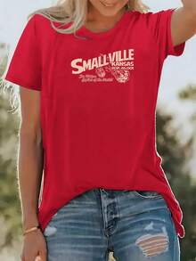 Graphic With Vintage Lettering Depicting The Fictional Town Of Smallville, Kansas, And Its Welcoming American Spirit. 100% Cotton Women's T-Shirts Are Soft, Comfortable, And Casual, Ideal For Everyday Wear. - 紅色 - 查看 2