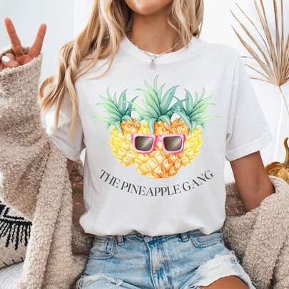 The Pineapple Gang is in the house! Wear this fun…unisex de la  de algodón puro de alta densidad de 220 g. C-AmiS-eta de aL-Godón clásico de - UniS-ex - La C-AmiS-eta que siempre has necesitado. AdecuA-DA para todas las perS-onas, ya sean mujeres o hombres. Tejido duradero de alta C-Alidad adecuado para todas las costuR-AS, suave al tacto pero diseñado para durar. Tops transpirables. Conjuntos de otoño para mujer. Conjuntos de vaC-Aciones para mujer. Disfraz de Halloween para mujer.