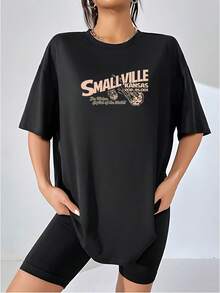 Graphic With Vintage Lettering Depicting The Fictional Town Of Smallville, Kansas, And Its Welcoming American Spirit. 100% Cotton Women's T-Shirts Are Soft, Comfortable, And Casual, Ideal For Everyday Wear. - 黑色 - 查看 3