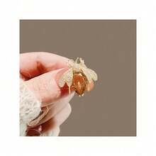 1pc Elegant Red Bee Pin, Zinc Alloy Casual Brooch For Women Everyday Wear, Spring/Summer/Autumn/Winter Halloween Dress Accessories Pin For Clothes Bag Charm Backpack For School Office Accessories Shirts Jacket Jewelry Christmas Clothes Pin Funny Cute Teacher Gifts Halloween Accessories Teachers Day - 金色 - 查看 1