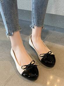 Sapatilhas Sem Cadarço de Bico Redondo Plus Size para Mulheres com Laço, Preto e Branco Patchwork, Bottom Macio e Confortável, Design de Bloco de Cores da Moda, Adequado para Primavera e Outono