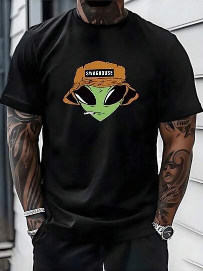 Alien con sombrero naranja y mirada desafiante que simboliza una actitud rebelde y libre mostrando la conexión entre lo urbano y lo cósmico con rasgos de confianza y misterio que destacan un espíritu moderno y audaz camiseta de hombre 100% algodón