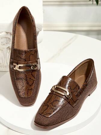 أحذية لوفر بإبزيم معدني بنمط جلد الثعبان، أحذية كاجوال مسطحة بنمط بريطاني، بتصميم مربع الأصبع وفتحات، مناسبة لجميع المواسم