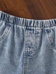 两件套少女休闲学院风街头风套装，包含一件复古风蝴蝶结装饰撞色条纹喇叭袖上衣和一条做旧牛仔裤，适合户外活动、返校、通勤和社交活动，春秋冬三季皆宜。