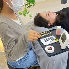 1 Kẹp giữ mi đen trắng chất liệu ABS, tương thích với đèn Moonlight và phụ kiện kẹp mi dạng vòng với thiết kế gập cố định. 1 Khay đựng mi nối - Đế chắc chắn, chịu lực cao, không cần nguồn/pin, tương thích với đèn Moonlight và đèn dạng vòng, thích hợp cho trang điểm chuyên nghiệp, tại nhà, tại tiệm và chụp ảnh - màu đen - Xem 4