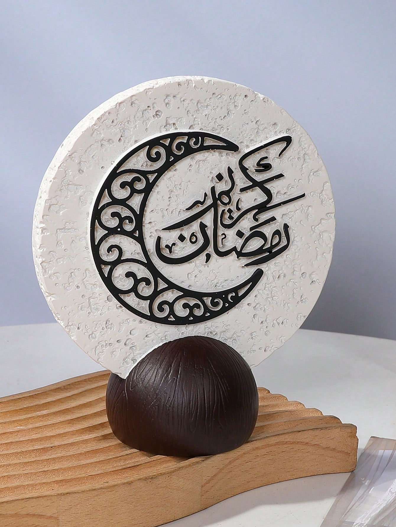 زخرفة راتنجية بسيطة بعبارة "عيد مبارك"، تعمل كزخرف...