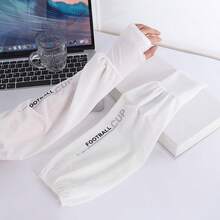 Set de 3 pares de mangas protectoras de sol unisex con tela de seda fría, protección UV UPF50+, efecto refrescante y transpirable, ideales para actividades al aire libre como ciclismo, correr, conducir, senderismo o pesca. Fabricadas con material elástico de alta calidad que se adapta cómodamente al brazo y mantiene la piel fresca incluso en días calurosos. Su diseño ergonómico con orificio para el pulgar brinda mayor cobertura y estabilidad. Perfectas para hombres y mujeres que buscan confort, frescura y estilo mientras protegen sus brazos del sol. Disponible en colores neutros y modernos, se envían en color aleatorio, garantizando variedad y funcionalidad en cada uso. - Multicolor football - Ver 7