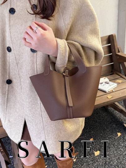 经典简约女士手提包，纯色多功能可调节肩带斜挎包，新款秋冬款式，带内衬和收纳袋，适合大学生日常使用和购物，轻便大容量水桶包