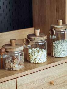 1个带勺子的玻璃咖啡罐，带盖密封食品储存容器，适合存放咖啡豆、干果、餐食准备、酸奶、奇亚籽、谷物、糖、布丁、牛奶、早餐、外卖餐食和零食，配有木勺和盖子。