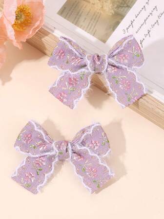 2 st lavendelfärgade hårspännen med broderad rosett för söta tjejer, eleganta ljuslila hårrosetter med blombroderi, söta krokodilklämmor med vågig kant, hårnålar för vardagsbruk, håraccessoarer för tonåringar