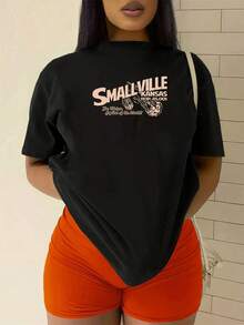 Graphic With Vintage Lettering Depicting The Fictional Town Of Smallville, Kansas, And Its Welcoming American Spirit. 100% Cotton Women's T-Shirts Are Soft, Comfortable, And Casual, Ideal For Everyday Wear. - 黑色 - 查看 2