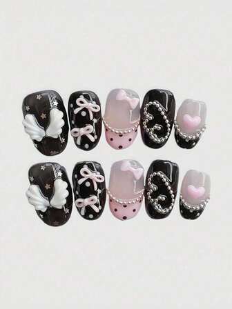 10 stycken akryl press-on naglar, press-on fyrkantiga lösnaglar korta naglar, svarta naglar rosa naglar, gör-det-själv kombinationen av svarta och rosa färger möter änglavingar, rosetter och hjärtan, tolkar en mystisk men söt nagelkonst-stil, lämplig för kvinnor med bröllop, fest, festival, helgdag, presentnagelverktyg.