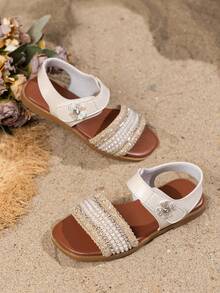 Ein Paar glitzernde Kindersandalen mit gekreuzten Riemen, Strasssteinen und Flechtdetails eignen sich perfekt für Strandausflüge, Urlaubsoutfits, Sommerlooks, Gartenpartys und den Alltag.