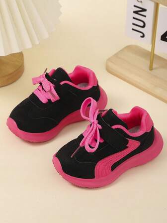 Ett par unisex-flickskor för hösten 2025, nya lätta och mjuka barnskor med brädsula, halkfria och slitstarka sportskor för flickor i mellanstora och stora storlekar