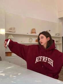 女士休闲长袖连帽衫，带口袋和字母印花，简约设计，长袖上衣 - 酒紅色 - 查看 4