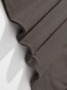Una camiseta navideña nueva, informal y elegante para hombre, hecha 100 % de algodón. Esta ligera camiseta de verano es perfecta para fiestas de disfraces y para el día a día. Su cuello redondo y su capacidad para lavar a máquina la convierten en la opción ideal para las celebraciones navideñas. Su llamativa letra facilita su cuidado, ideal para las compras navideñas. - Gris Oscuro - Ver 3