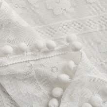 Cortina curta preta com renda ondulada e estampa floral em jacquard, ideal para decoração de cozinhas e salas de estar. Confeccionada em poliéster semitransparente com bolso para varão.