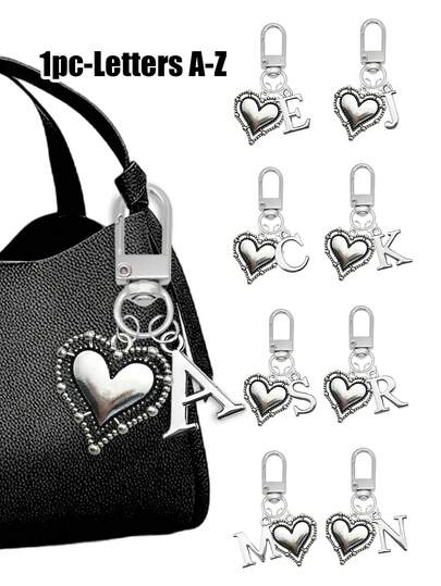 1 pièce Porte-clés en ferroalliage élégant en forme de cœur et de lettre de A à Z, idéal pour les sacs, les sacs à dos, les clés de voiture - cadeau parfait pour les fêtes, les breloques de sac, les breloques de porte-clés, les porte-clés mignons, les mariages, les fêtes, les anniversaires, la Saint-Valentin - accessoire créatif et sophistiqué, parfait pour le Ramadan, l'Aïd, la Saint-Valentin, Noël ou Thanksgiving. Idées de cadeaux pour les accessoires de voiture, les enseignants, les amis, les sœurs