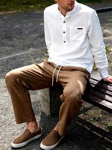 Conjunto casual masculino de outono/inverno, com cardigan de gola polo, camisa de manga comprida e calça reta e solta com cordão, em tecido similar ao linho, para uso casual. Conjunto de camisa casual masculina, blusa de manga comprida de cor sólida sem elasticidade, camisa de abotoamento simples com bolsos e punhos abotoados, calça com cordão e dois bolsos. Moderno e moderno, adequado para passeios, encontros, viagens e deslocamento diário para o escritório. 100% poliéster, lavável à mão ou na máquina.