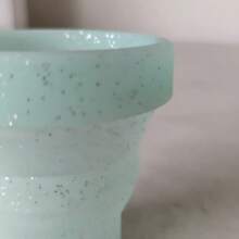 Angelcup Sparkle Edition – Vasito Plegable con Glitter ✨ Esterilizador para Copa Menstrual | Silicón Reutilizable, Portátil y Ecológico | 4 Colores Cute Aesthetic - Aqua Dream - Ver 6