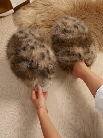 豹纹时尚女士秋冬保暖绒面拖鞋，防滑室内/居家使用，情侣款