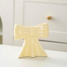 1 peça. O novo castiçal com laço é um clássico suporte de cerâmica para velas aromáticas com listras pretas e brancas, com um toque feminino. É um item decorativo para a sala de estar e sala de jantar.