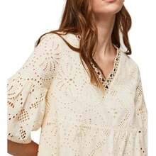 Vestido Padma Pepe Jeans: Vestido elegante y versátil de Pepe Jeans en algodón 100%. Sus mangas francesas acampanadas y corte holgado le dan un toque bohemio y moderno. Ideal para cualquier evento, combínalo con sandalias bajas o tacón. Color beige, para mujeres que buscan comodidad y estilo.  ✅Entrega 24/48h (España peninsular). - Beis - Ver 3