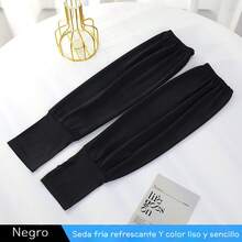 Set de 3 pares de mangas protectoras de sol unisex con tela de seda fría, protección UV UPF50+, efecto refrescante y transpirable, ideales para actividades al aire libre como ciclismo, correr, conducir, senderismo o pesca. Fabricadas con material elástico de alta calidad que se adapta cómodamente al brazo y mantiene la piel fresca incluso en días calurosos. Su diseño ergonómico con orificio para el pulgar brinda mayor cobertura y estabilidad. Perfectas para hombres y mujeres que buscan confort, frescura y estilo mientras protegen sus brazos del sol. Disponible en colores neutros y modernos, se envían en color aleatorio, garantizando variedad y funcionalidad en cada uso. - Multicolor Liso - Ver 4